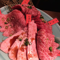 焼肉ぽんが 田町店 - 赤身５種もり　いちぼ、リブロース、シンシン、ランプ、メガネ