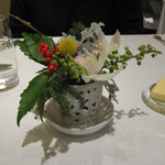VARIER - テーブルの上の花