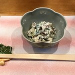 八珍 - お通しの和え物。美味い！