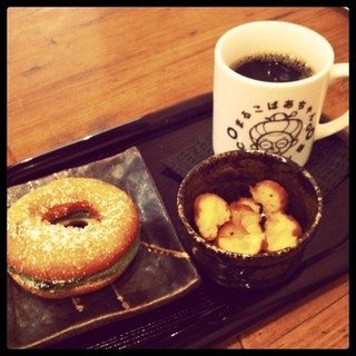 まるちゃん ドーナツshop A fresh donut specialty store with huge lines in Osaka has