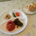 トマトピーマンの肉・米詰め（イェミスタ）とパン