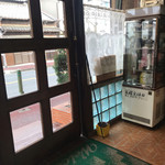喫茶アミー - 席から入口付近を写してみました