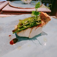 日本料理 TOBIUME - ⑦海味～"宗さんの鱸"     藤田さんのスナップエンドウ 遠賀菜種油 鱸(福岡県橿原産)の炭火焼き、スナップエンドウ(福岡県若松産)、スナップエンドウのスプラウト(福岡県若松産)、菜種油(福岡県遠賀産)を掛けて