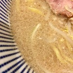 灼味噌らーめん 八堂八 - 味噌ラーメンのスープ表面
            2019年3月下旬