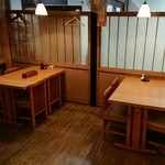赤まんま - 窓側のテーブル席