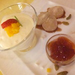 四川料理 桃源郷 - ２０１８温色健美ランチ　２１００円（税込）ヨーグルト入りマンゴー風味のムースと、わらび餅の黒酢入り黒蜜ソース添え【２０１８年２月】