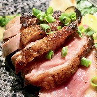 ビストロ ハマイフ - 仔鴨を炭火でローストしたそれは「外はカリッカリ、中はしっとり、噛むと肉汁ジュワッ」な焼き上がり