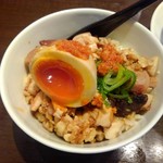 らーめん 鶏喰 - 味玉と激辛調味料