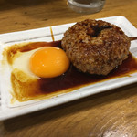 Yakitori Kokekokko - 豚つくね（190円）
                        メニューの一番最初に記載されているもの。
                        ハンバーグの様に大きなつくねが一本に卵黄つき。 卵黄を甘いタレと合わせて、つくねを少しづつ頂きます。