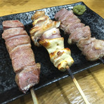 Yakitori Kokekokko - 続いて「超〜おすすめ」と記載されているレバー（110円）ナンコツ（110円）コリコリとした食感で、旨味がたっぷり。ハラミ（120円）肉っぽい味わいが楽しめる部位でほどよい歯応え。