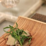 サラマンジェ ド ヨシノ - 前菜　千葉の餅豚のコンフィ　新玉ねぎのスープのソースをそえて