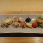 野嵯和 - 八寸（鰆のつけ焼き、むかごとホワイトチョコレートと韃靼蕎麦の実、鯛寿司、麩揚げ、ラフランスの生ハム巻き、トマトの詰め物、ごぼうのカダイフ巻き揚げ）