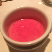 ボン・ヴィラージュ - ビーツの赤とジャガイモの白で
                    仕上がりはショッキングピンク！
                    相当目の細かいシノワで濾したのか
                    なめらかな舌触り。
                    なによりも予想を裏切る美味さです！