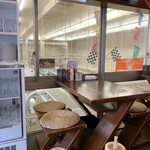 まる麺 - テーブル席の窓から見える製麺工場