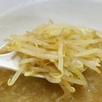 Gattsumoriramemmichiruya - 野菜はもやしメインで塩気や旨味濃いめなスープにピッタリ！みずみずしい野菜のおかげもあってか、塩辛さを気にすること無く美味しく完食することが出来ました！
