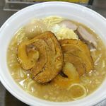 ガツ盛りラーメン みちる屋 - 今回は「ザ☆ブッタマ 中」1000円を野菜少なめ、背脂少なめ、にんにくありで注文。