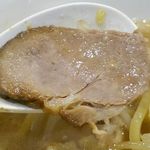 ガツ盛りラーメン みちる屋 - ロース肉を使ったチャーシューは、バラ肉を使ったチャーシューよりもさっぱりと楽しめる上に、お肉の力強い旨味満点！
