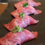 Wagyuu Yakiniku Waraiya - 炙る前の炙り肉寿司