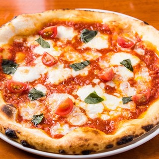 Crispy on the outside and chewy on the inside♪ Exquisite pizza baked in a dome-shaped pizza oven