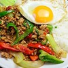 サバイサバイ タイ屋台 - 料理写真:鶏肉のバジル炒めかけご飯(ガパオ)