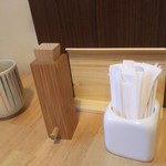 手打ちそば くるみの木 - テーブル上はシンプル❗(七味と爪楊枝)