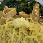 ラーメン 前田家 - にんにくを入れると旨さが倍増（笑）