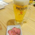 長崎炉ばた はち舎 - プレモル中とお通しのローストビーフ