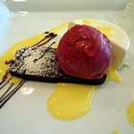 Bistrot Enry. - デザート（葡萄のアイスとブランマンジェとチョコケーキ）