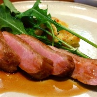 ルコントワール - フランス産かも肉のグリル、オレンジソース、グラタンとルッコラ添え