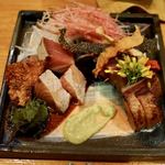 たくまんま - 3/7から熟成させた鰤と3/14から熟成させた鰤の対決。
      鱗せんべいに皮せいべい。