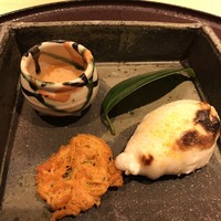 馳走 啐啄一十  - 左上：生のくちこ　左下：半乾きにしたくちこ　右：虎河豚の白子