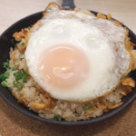 トンテキ食堂8 - 目玉ガーリックライス(700円)