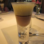 レフェルヴェソンス - 下は渡り蟹のロワイヤル。上はピスタチオと柚子の泡。