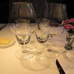 レフェルヴェソンス - メインのワイン。グラスが二つ出てきました。