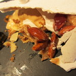 レフェルヴェソンス - ハンドバックの中身にはアーモンドも