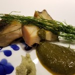 馳走 啐啄一十  - ②煮黒鮑(広島県呉産)の肝ソース掛け、アオサ(高知県四万十川産)載せ
      黒鮑は柔らかく噛むほどに旨みが拡がり、肝ソースの磯の薫り、川のりの清廉な薫りが鼻腔を抜けていきます。
