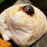 馳走 啐啄一十  - ③虎河豚白子(福岡県産)の炭火焼き
      焼いた白子は皮はモチモチ、中はトロトロ。
      クリーミーかつコクのある旨みが楽しめます。
      辛口のシャンパーニュや辛口純米酒がとても合います！