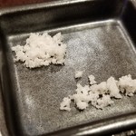 馳走 啐啄一十  - ・新月に作った海水塩(下)
      ・満月に作った海水塩(上)
      山口県光市牛島で満月と新月の日だけつくられる特別な塩「月咲」
      満月の塩:ほんのり甘い塩
      新月の塩:キリッとした塩辛い塩