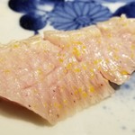 馳走 啐啄一十  - ⑫炙り春鰤(静岡県駿河湾産・サスエ前田魚店・7日熟成)
      産卵期は早春～晩春、旬は秋～晩冬
      太平洋側は産卵直前の時期なのに寒鰤の様な脂のり。
      絶妙な熟成の技で旨みと甘みが増し増しです。