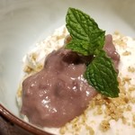 馳走 啐啄一十  - ⑳白胡麻プリンの小豆餡のせ
      モチモチぶるぶるな食感と控えめな甘さ。
      こし餡も溶ける様な円やかさ。
      白胡麻の香りが宴の終演を彩ります。