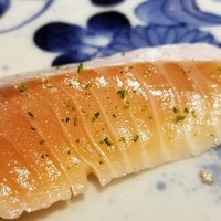 馳走 啐啄一十  - ⑬桜鱒(山形県庄内産・寝かせ日数聞き忘れ)
                      川で生存競争に負けた山女魚が海に下り、2~4年ほど寒い日本海を回游して生まれた川へ戻ってきた桜鱒は脂のりと甘みが凄まじい！