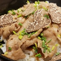 馳走 啐啄一十  - ⑲炭火炙り仙台牛(A5ランク12等級雌未経産)丼、春トリュフ掛け、新潟県産コシヒカリ
                    火入れが絶妙な炙り仙台牛、肉自体の旨みと芳ばしさが口の中に拡がる♪
                    春トリュフをのせて艶やかな薫りも華を添えますね