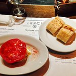 フォーチュンガーデンキョウト - パスタにセットのパンと前菜。
                                ポテサラにトマトがオン。してるだけ？
                                なのに何故こんな美味しい(о´∀`о)？