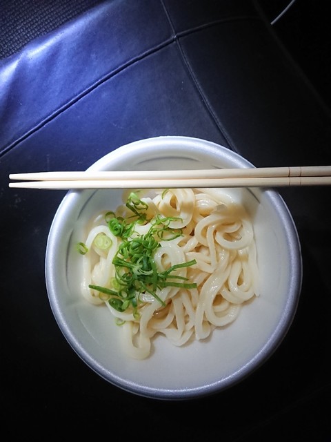 外は真っ暗やみの、早朝4:30に購入出来る、製麺所のうどん : 大西麺業