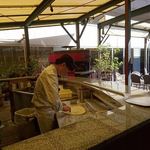 レストラン レジーナ - 中庭でピザのライブキッチン　2019.3