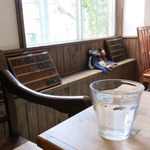 東向島珈琲店 - 活版印刷の文字がたくさん置かれています。