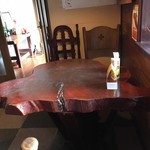 Yaka Kura Miyota Ten - 木のテーブル、ドアの奥にはパーティルーム