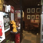 Yaka Kura Miyota Ten - レジ奥にもフロアがあり。