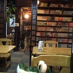 Yaka Kura Miyota Ten - 漫画本が置いてあるフロアがあります。