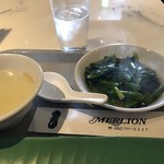 マーライオン - 出来立て青菜炒めは湯気が立つ